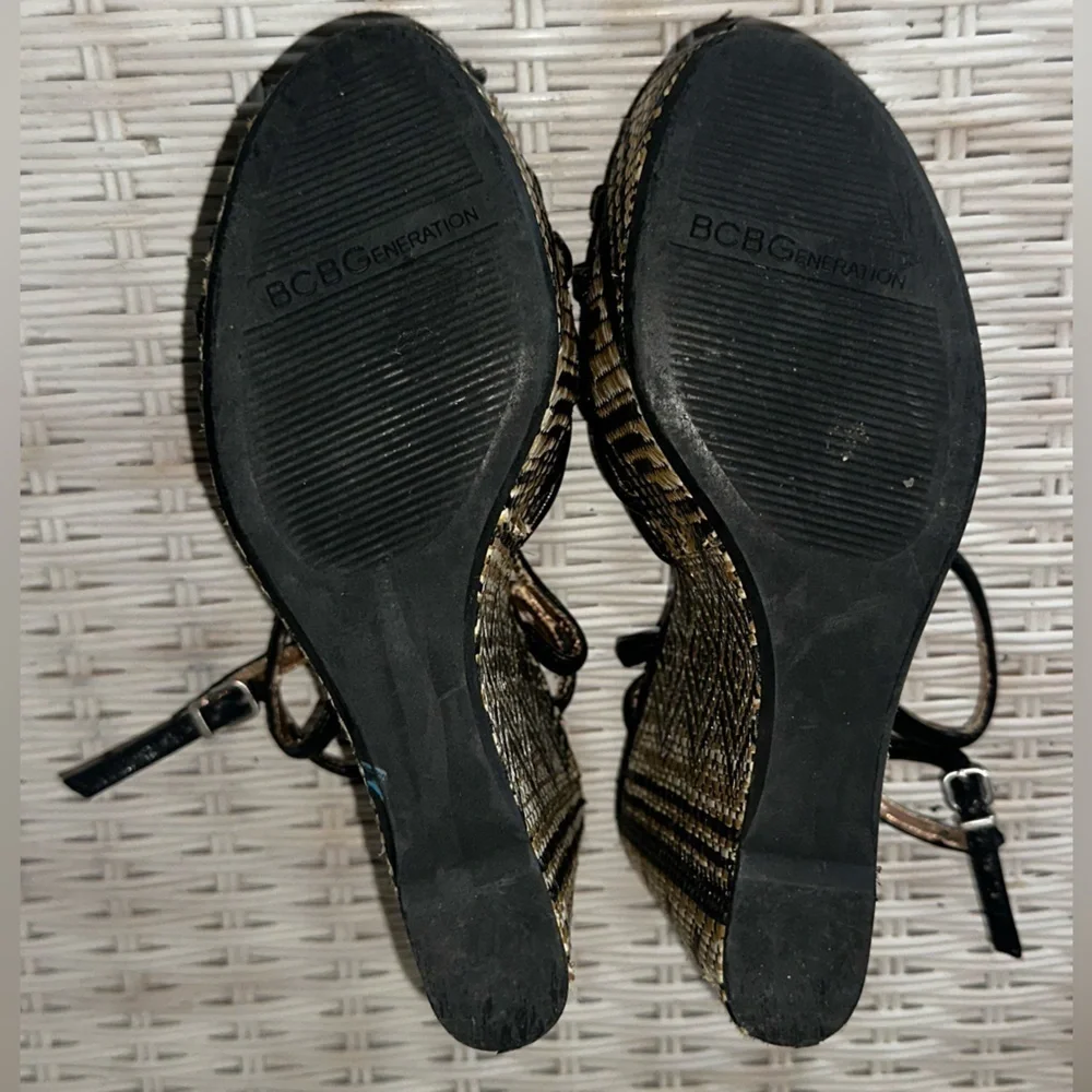 UEC BCBG HOSANNA Black and Tan Platform Wedge Sandals 6.5